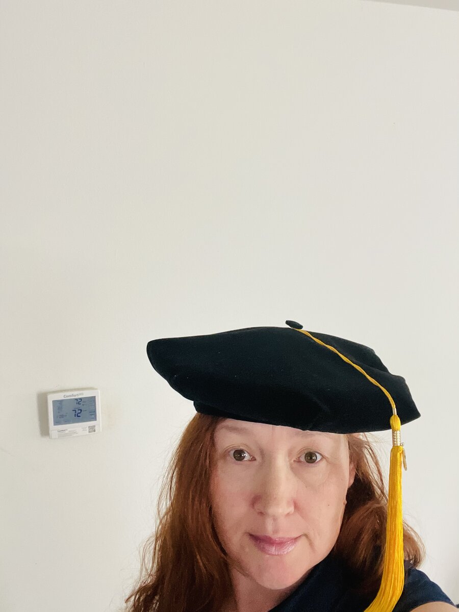 И шапочку докторскую примерила🤣