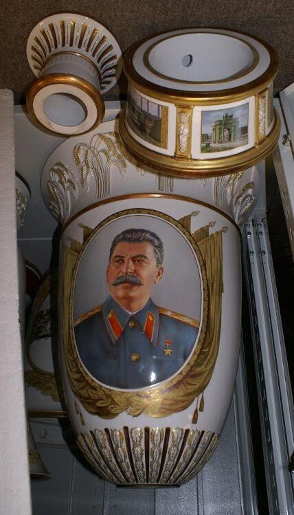 Ваза 104,0 см. с портретом И.В. Сталина. 1951. Автор формы Э.М. Криммер, авторы росписи: Скворцов А.А., Лебединская Л.И., Протопопова Л.В., Яцкевич А.А., Юсипенко В.А.