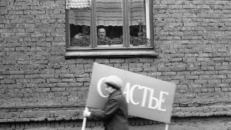     Счастье, в Первомай проходящее мимо. Улица Обнорского. Новокузнецк. 01.05.1983. Объединение "ТРИВА". ghmak.ru.