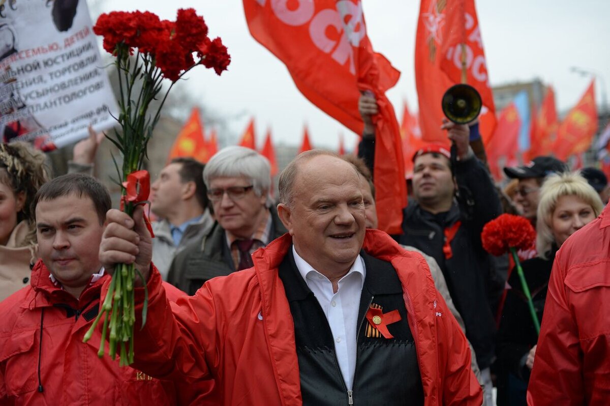 Геннадий Андреевич чему-то радуется