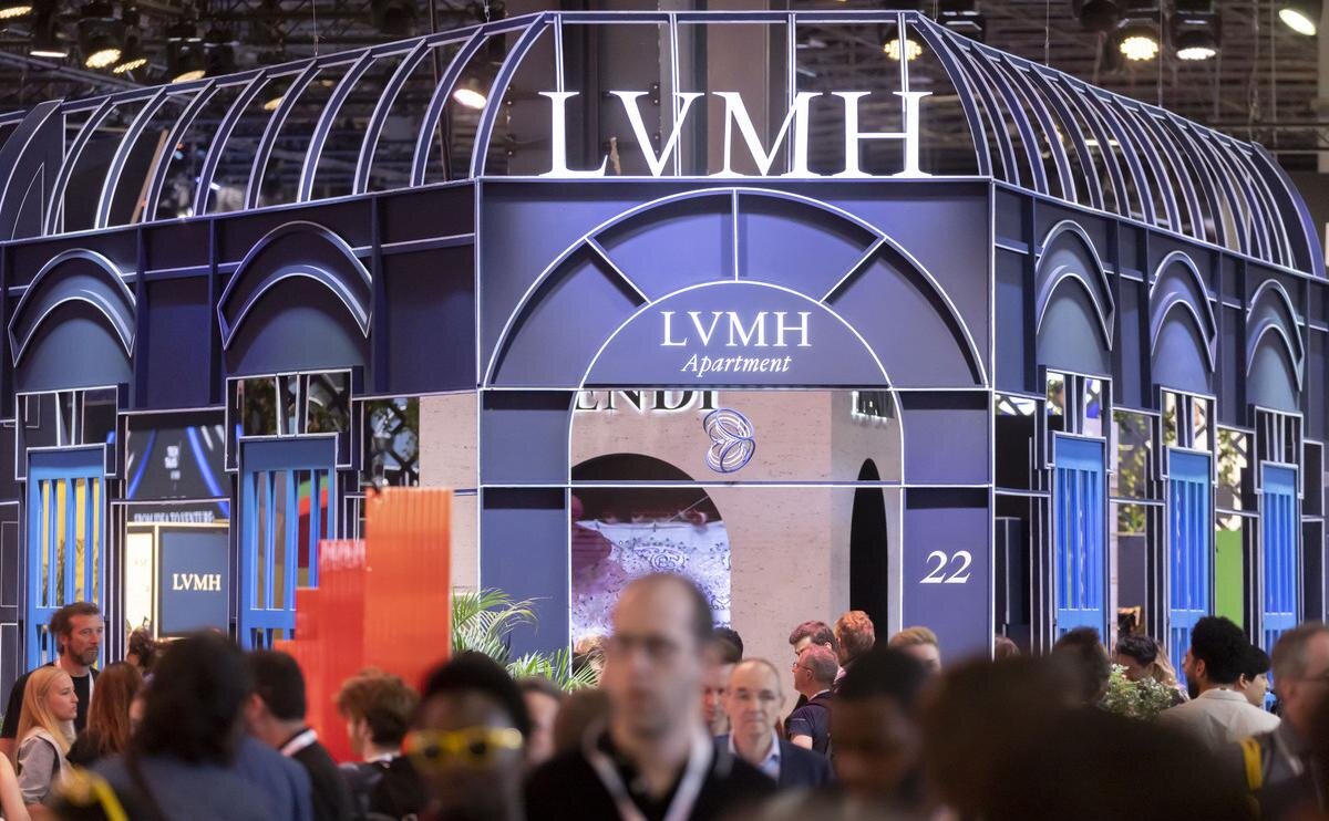 Bloomberg узнал о возможной продаже LVMH бренда Marc Jacobs | ФинБи -  Новости Финансов | Дзен