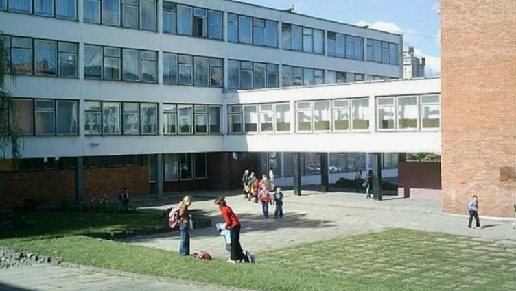 На фото Лаздинайская средняя школа в Вильнюсе. Вы поверите, что в такой школе стены покрашены коричневой краской? (фото с сайта comedy.nnov.ru)