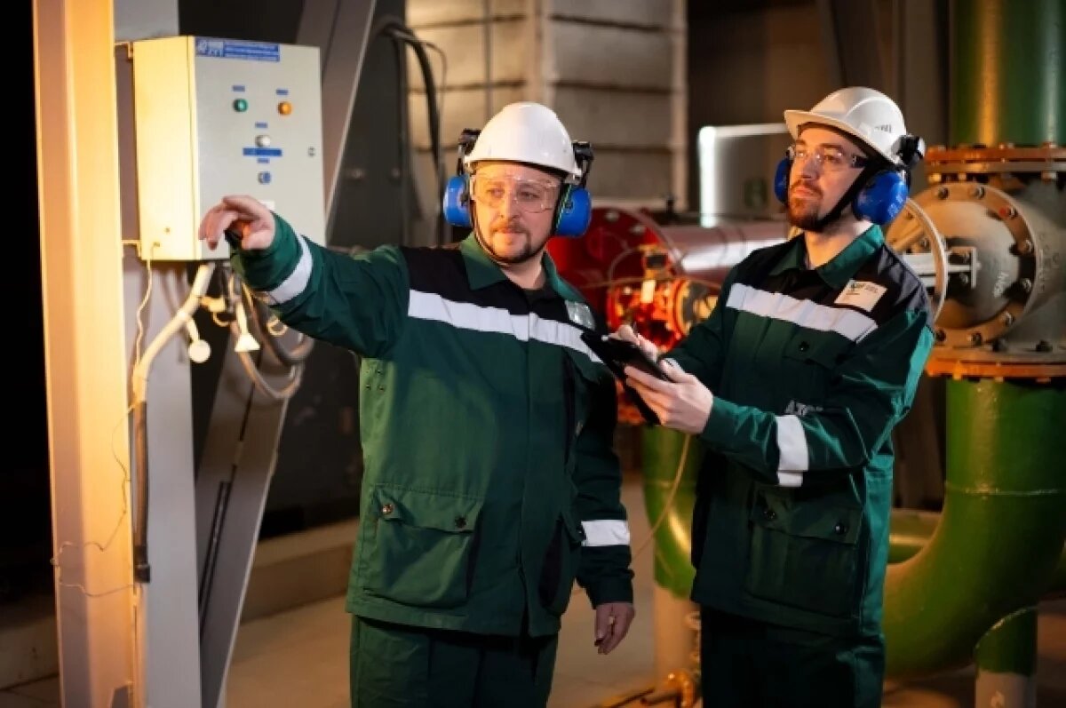    Вместе с Иванов Тороповым (на фото справа) работает его брат Евгений (на фото слева), который трудится механиком с 1994 года.