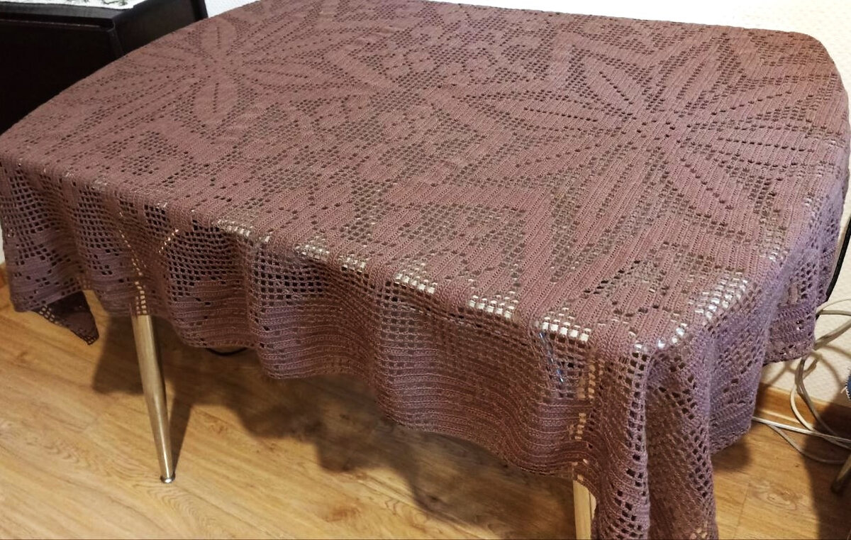 Элегантного шоколадного цвета выполнена крючком в технике филейного вязания. 