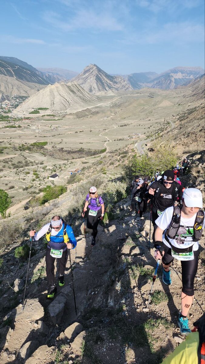 Dagestan Wild Trail. Фото Евгения Герасимова. Я на первом плане в белой бейсболке и белой футболке. 21.04.2024.