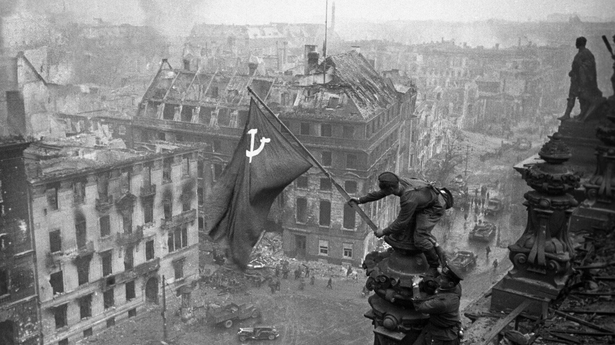 Победа 1945 года  далась Советскому народу очень дорогой ценой - 27000000 человеческих жизней и разрушенной половины страны. 