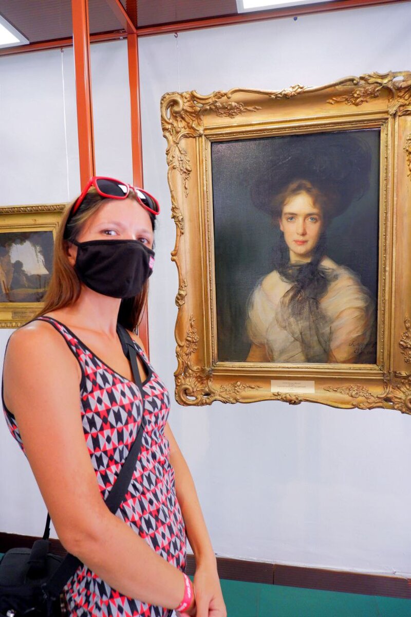 Портрет баронессы Диргардт написан в 1899 году. Фото в маске почему-то вызывает ностальгию)