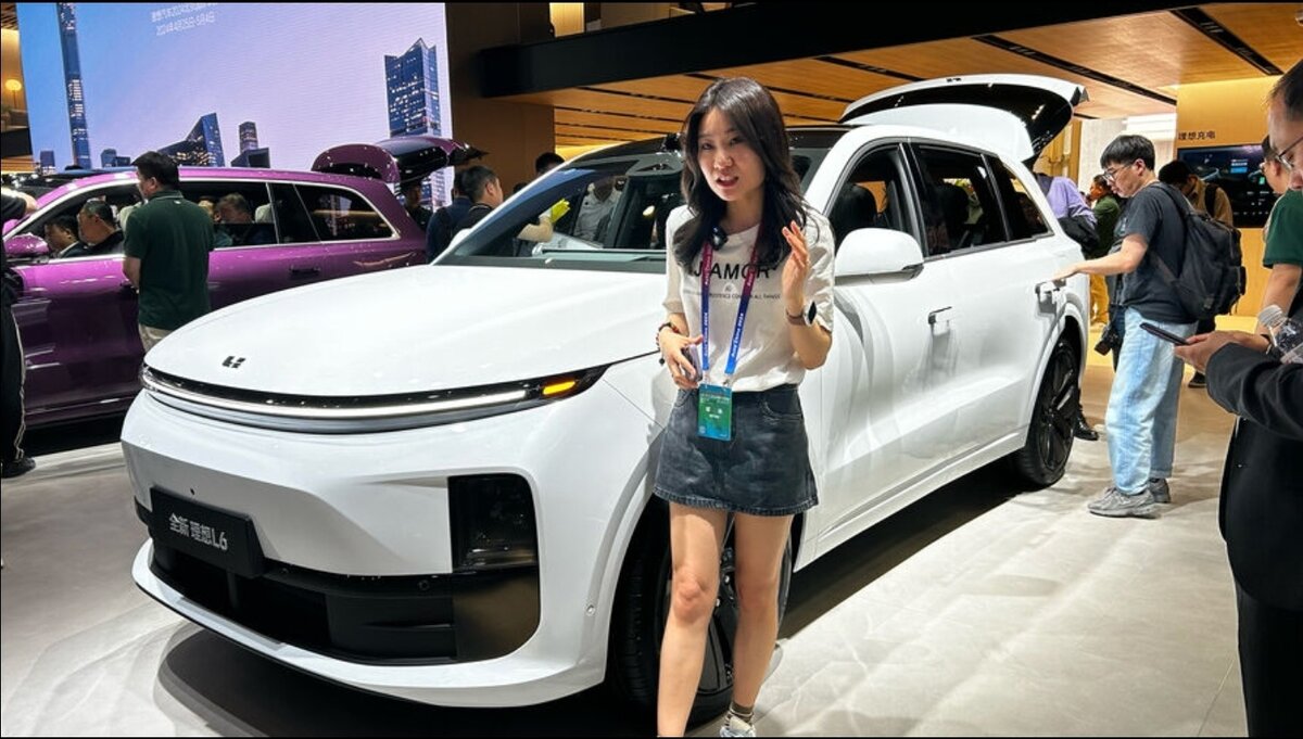 Свой флагман, большой кроссовер Ли L9, талантливая китайская компания Li сделала последовательным подключаемым гибридом, как и первенца марки, добившегося невероятного успеха Ли One. Но уже смело можно заявить — вторая модель получилась явно лучше первой: пробег на чистом электричестве увеличился до 215 км, а суммарная дальность хода (с учетом бензинового мотора) теперь составляет порядка 1315 км. Продажи новинки начались 21 июня 2022 года. Производитель предлагает на выбор две комплектации: базовую и топовую. Цена в Китае составляет 70-75 тысяч долларов.