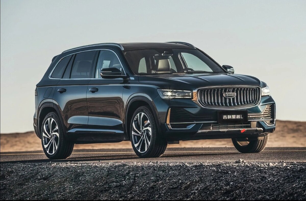 По нынешним меркам кроссовер добирался в Россию не просто долго, а очень долго. Экспортное имя Monjaro нам объявили ещё в январе 2022-го, в феврале того же года завершилась российская сертификация, затем тестовые экземпляры пару раз замечали в разных регионах РФ, а некоторые частные продавцы успели начать ввоз «серых» машин.  Официальные поставки начались только этой весной. Теперь у покупателей Monjaro есть официальная 5-летняя гарантия, однако за два года китайцы так и не смогли полностью адаптировать модель под наш рынок. Что же именно пошло не так?