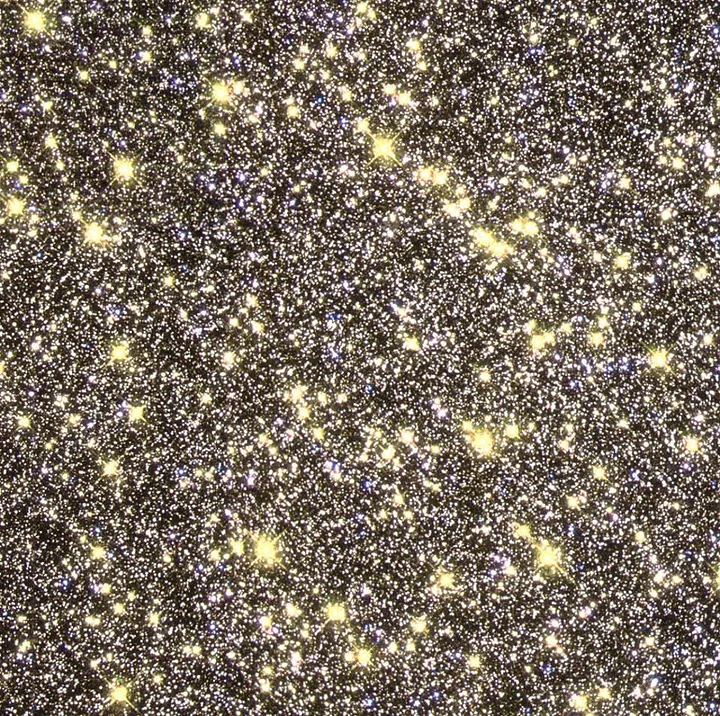 Ядро шарового скопления Омега Центавра — одна из самых густонаселенных областей старых звезд. Хотя возраст звезд здесь превышает 12 миллиардов лет, возраст некоторых звезд превышает 14 миллиардов лет, что является проблемой, поскольку возраст самой Вселенной составляет всего 13,8 миллиардов лет.