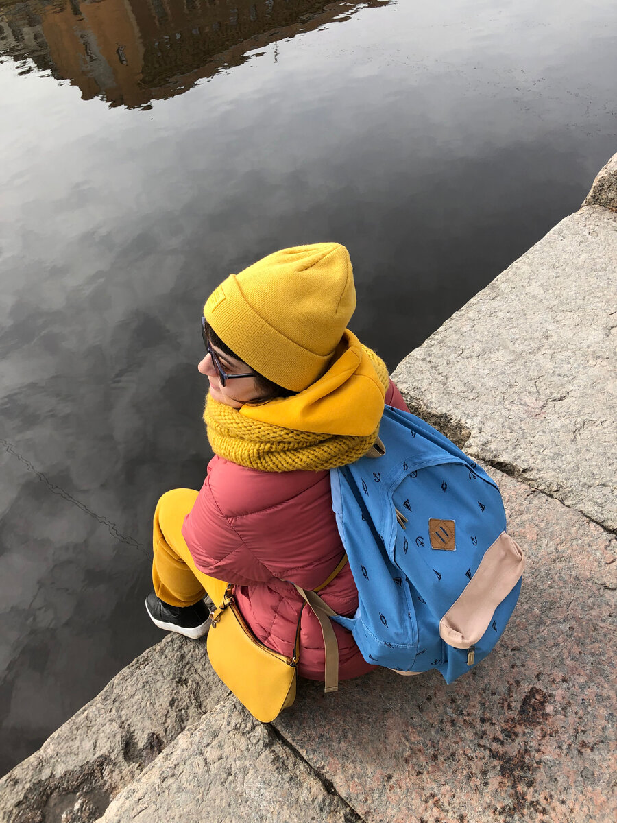 Сижу у воды, а в отражении Питер ❤️
