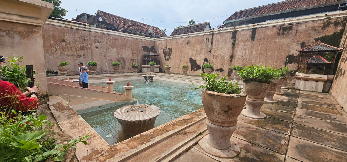 Taman Sari, бывший королевский сад.