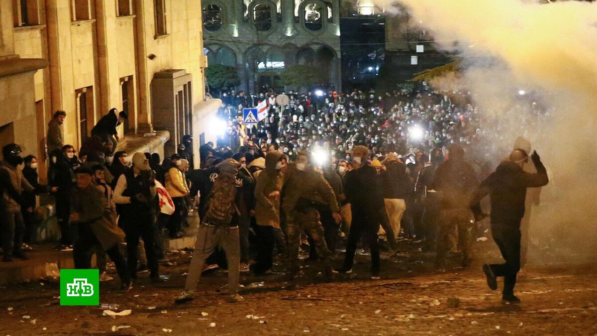 В Тбилиси спецназ разогнал митинг против закона об иноагентах | НТВ: лучшее  | Дзен