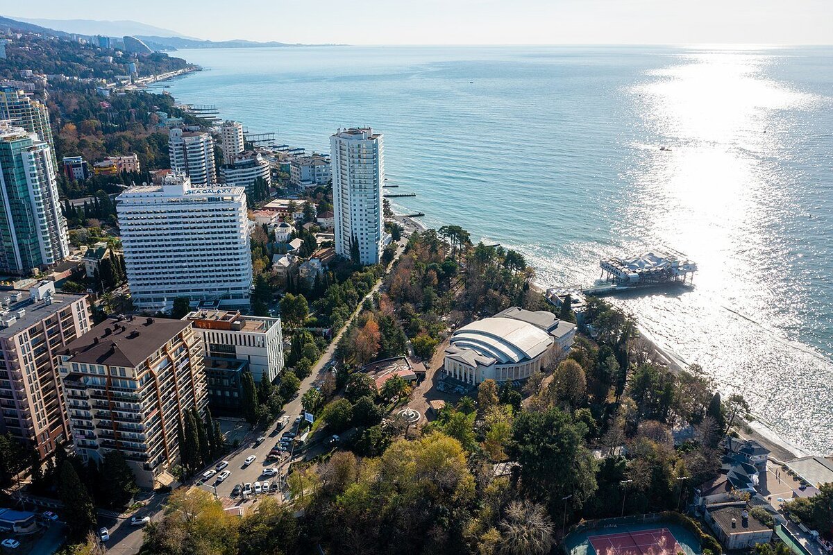 Вид на одну из достопримечательностей — парк имени М. В. Фрунзе — с возвышенности в центре Сочи в сторону Адлера. Источник: commons.wikimedia.org