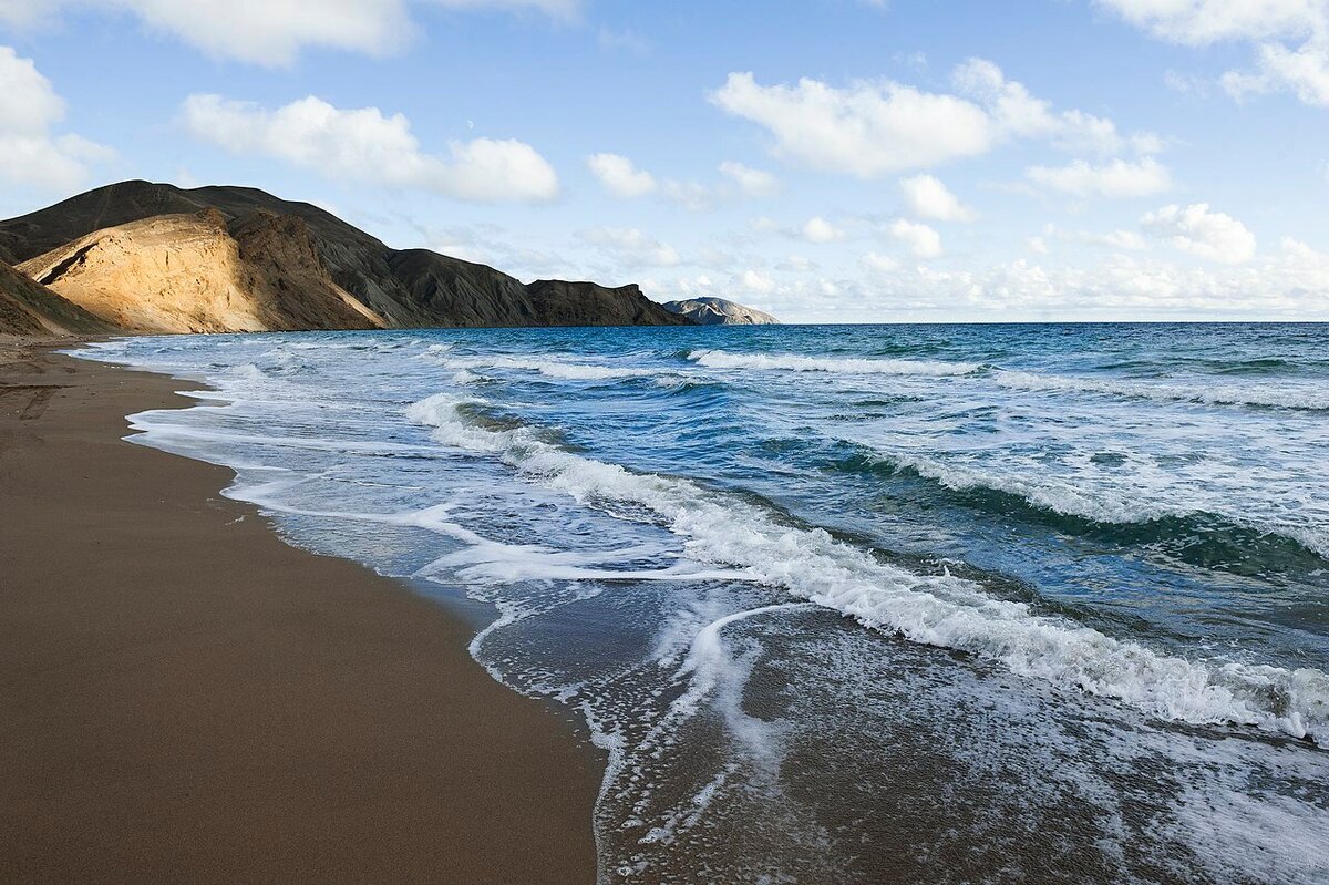 Узнали Чёрное море? Читайте дальше, чтобы узнать, на каких морских курортах России уже можно купаться. Источник: commons.wikimedia.org