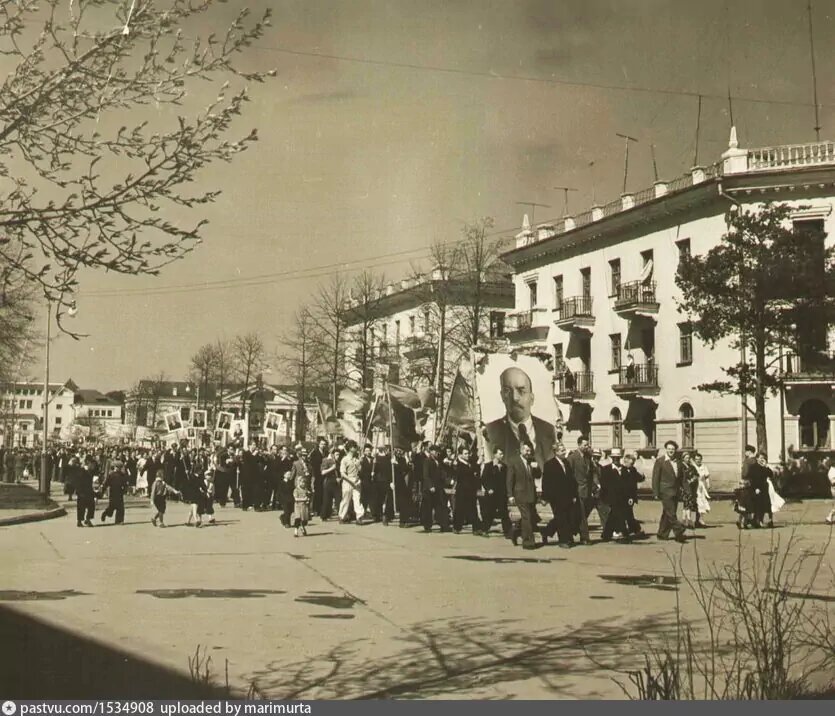 pastvu.com Одна из первых демонстраций в Обнинске. 1957 г. Колонна сотрудников ФЭИ направляется на первомайскую демонстрацию
