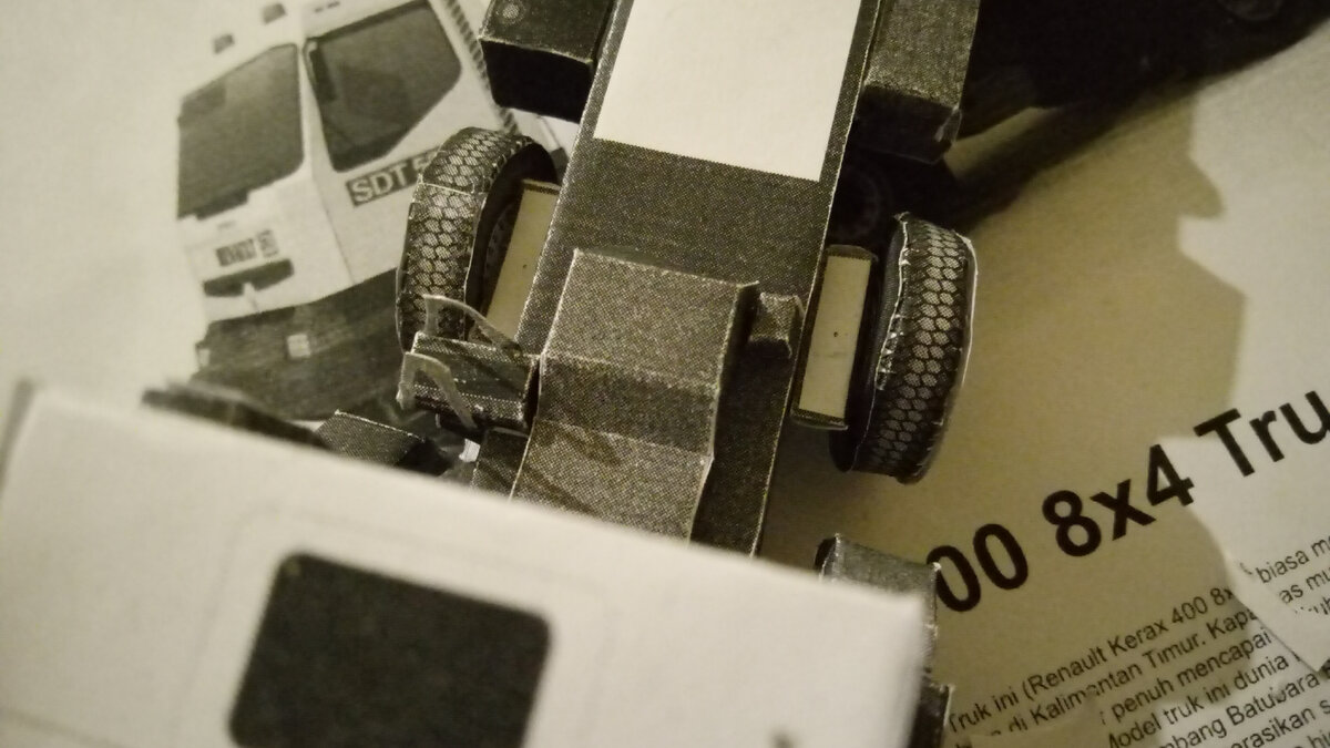 Грузовик из бумаги Renault Kerax 400 8x4 Truck