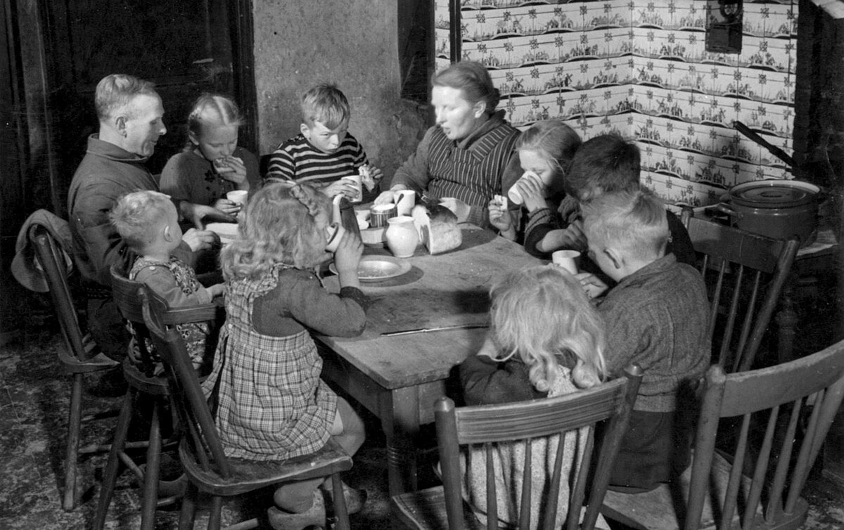 После семейного ужина детям в большой деревенской семье было чем заняться... Фото из открытых источников.