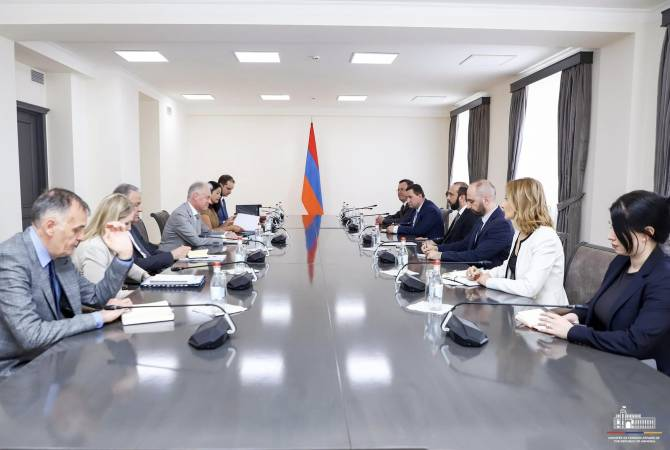Министр иностранных дел Республики Армения Арарат Мирзоян 30 апреля встретился с генеральным директором Европейской комиссии по вопросам расширения и политике соседства Гертом Яном Купманом.