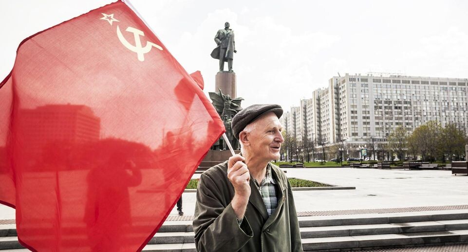    Мужчина с советским флагом на фоне памятника Ленину, Москва, 1 мая 2018 года. Фото: Celestino Arce / www.globallookpress.com