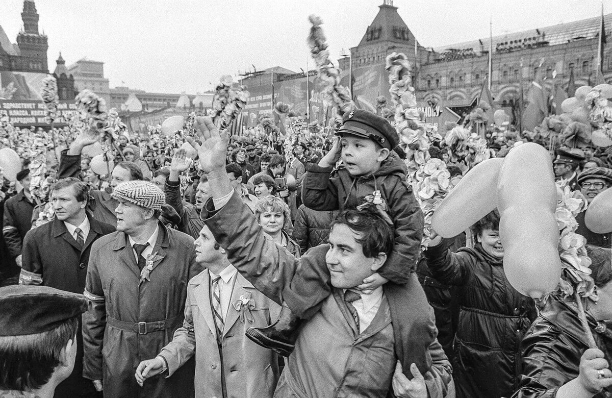 Что на самом деле отмечают 1 мая, и как проходили «маёвки» в разные эпохи |  Этому не учат в школе | Дзен