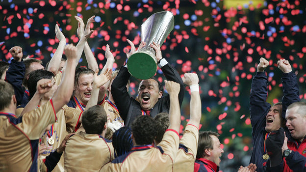 18 мая 2005 года. Лиссабон. «Спортинг» Л — ЦСКА — 1:3. Главный тренер армейцев Валерий Газзаев с Кубком УЕФА. Фото Александр Федоров, «СЭ»