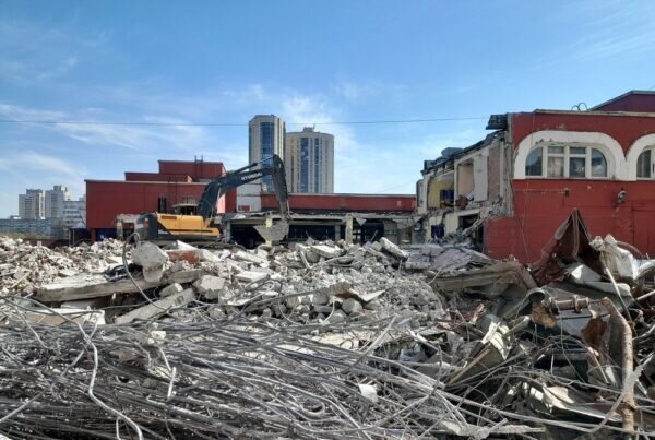 Снос универсама «Сезон». Фото: Продукт медиа.