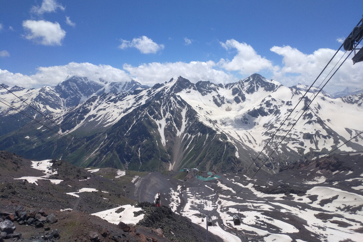Вид на канатную дорогу со станции «Мир» на Эльбрусе (3450 м). Фото: Анна Ангелова