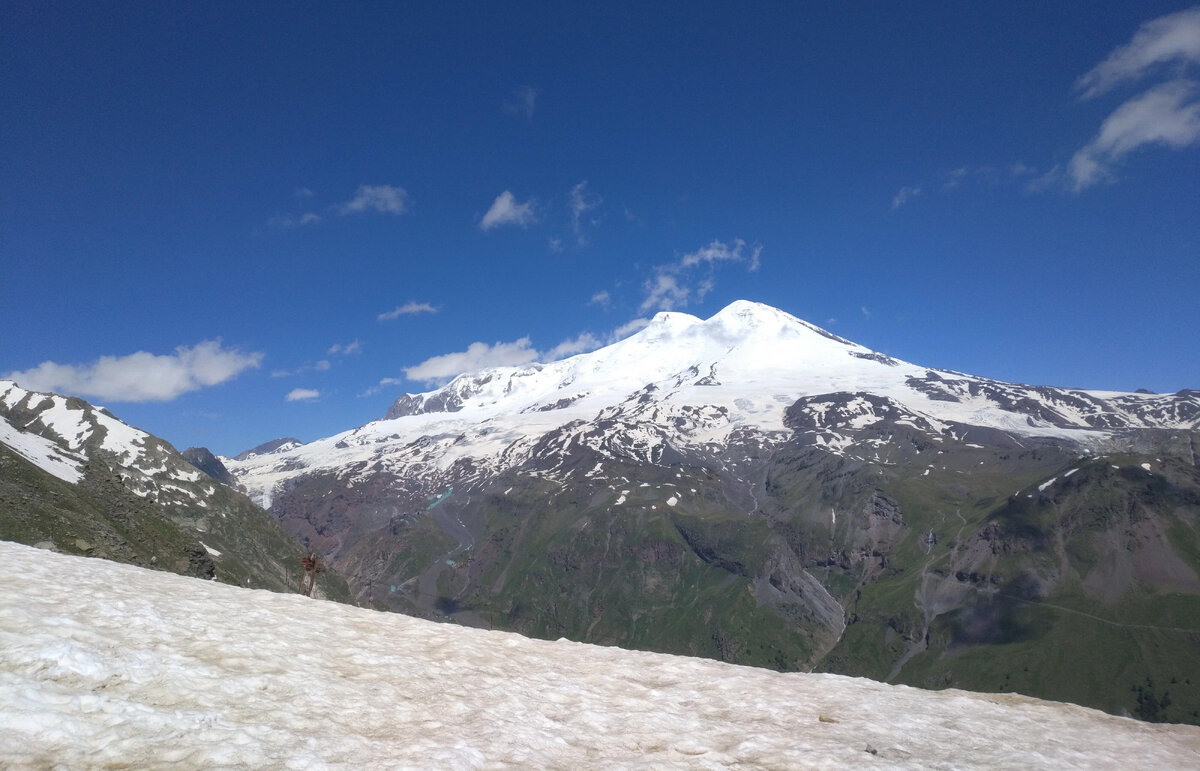Вид на Эльбрус с соседней горы Чегет. Фото: Анна Ангелова