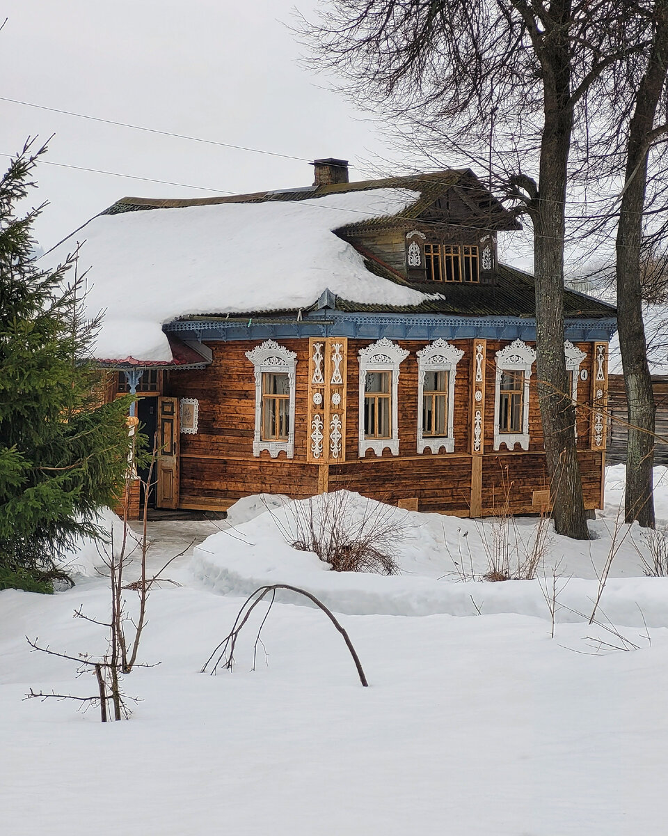 У домов, как и у людей, бывает большая жизнь. Вот этот, который на фото, построили 100 лет назад в селе Гуменцы под Ростовом Великим. Деревянный, большой, красивый — с печкой и наличниками.