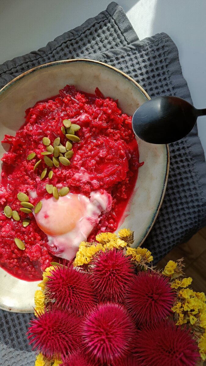 Когда хочется яркости... :) В этом варианте натёртый полувётдый сыр добавила в кашу во время приготовления.