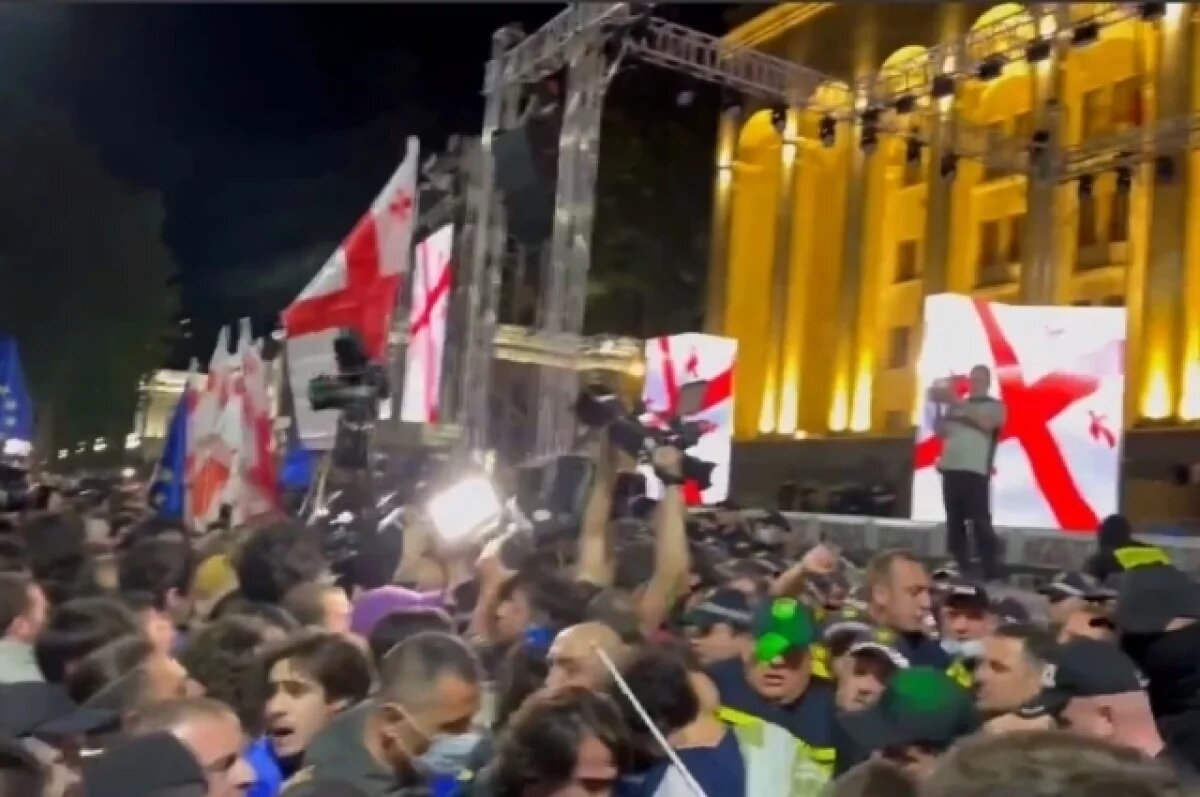    При разгоне митинга в Тбилиси пострадали шесть полицейских