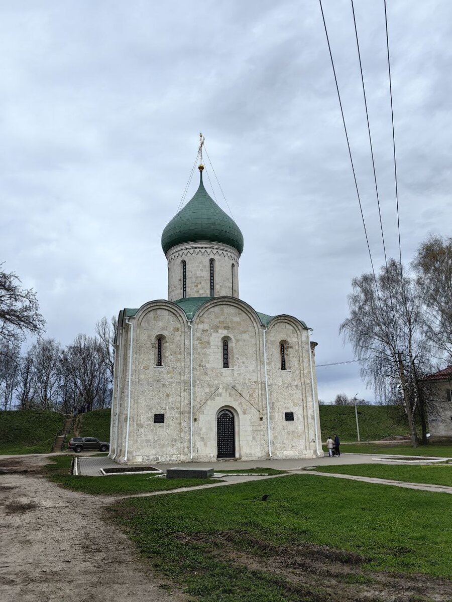 Листаем карусель – разглядываем собор в деталях, смотрим на стены)