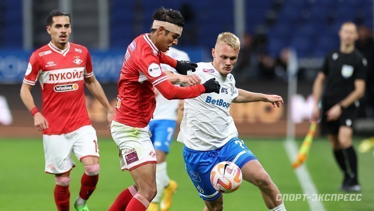    Алексис Дуарте («Спартак») и Константин Тюкавин («Динамо»).Александр Федоров