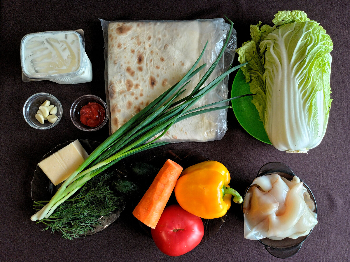 Продукты для приготовления шаурмы с кальмарами.