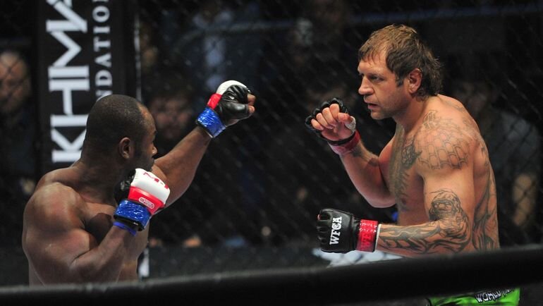 Александр Емельяненко (справа) против Джеронимо дос Сантоса. Фото Федор Успенский, «СЭ»
