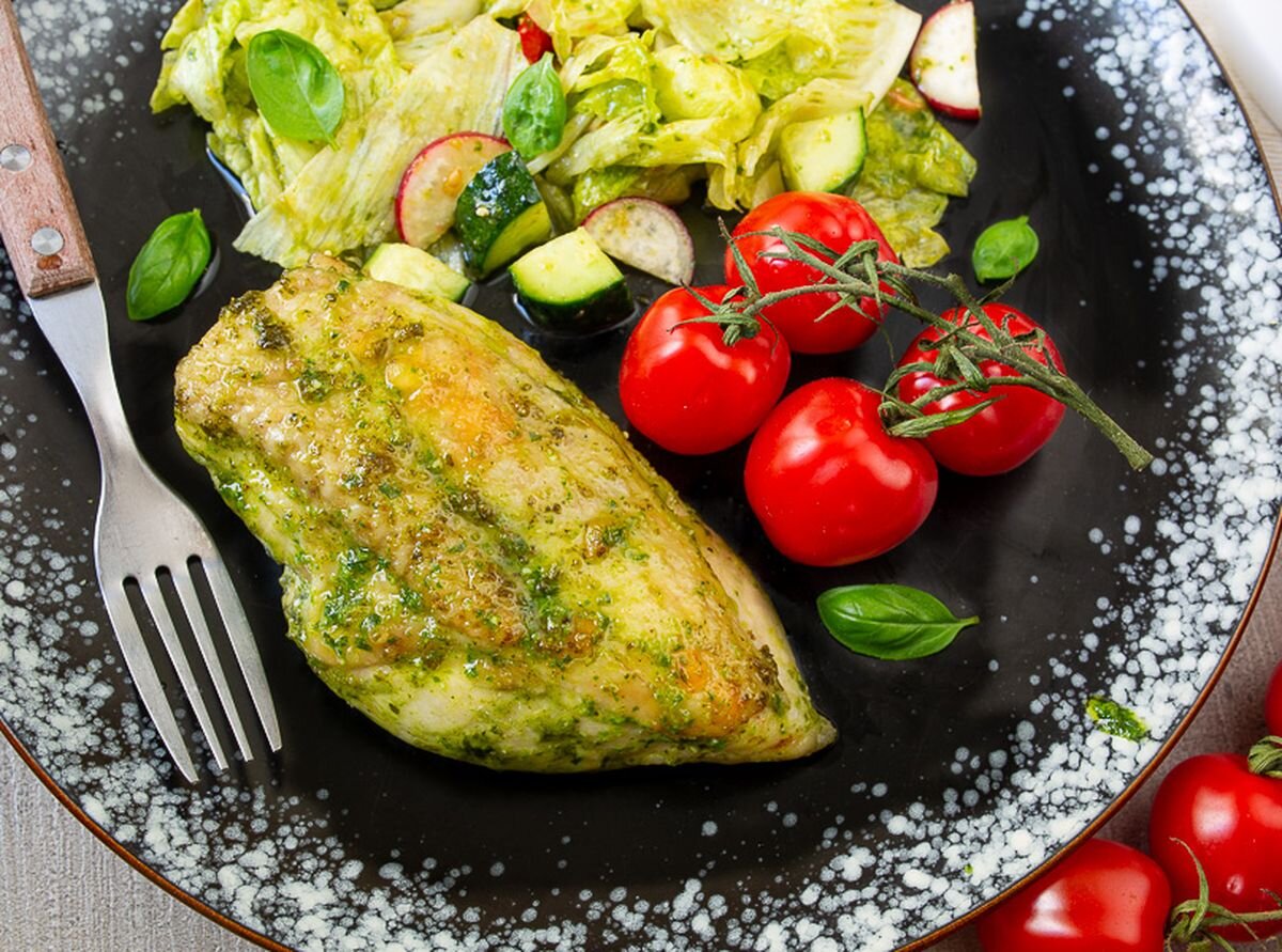 Готовить их несложно. Для песто я использовала базилик, но в крайнем случае сюда подойдет, например, петрушка. Или петрушка с базиликом пополам. Главное в этом рецепте - не передержать курицу в духовке ;) И будет вкусно и сочно. 
