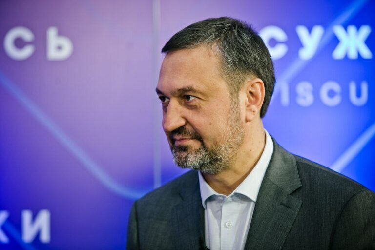    Вице-губернатор Игорь Сухарев поздравил оренбуржцев с Первомаем Андрей Севостьянов