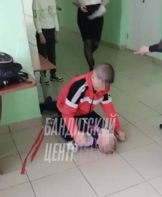 Пока двое дрались, другие дети снимали происходящее на телефон. Фото: скриншоты из видео в телеграм-канале "Бандитский центр".