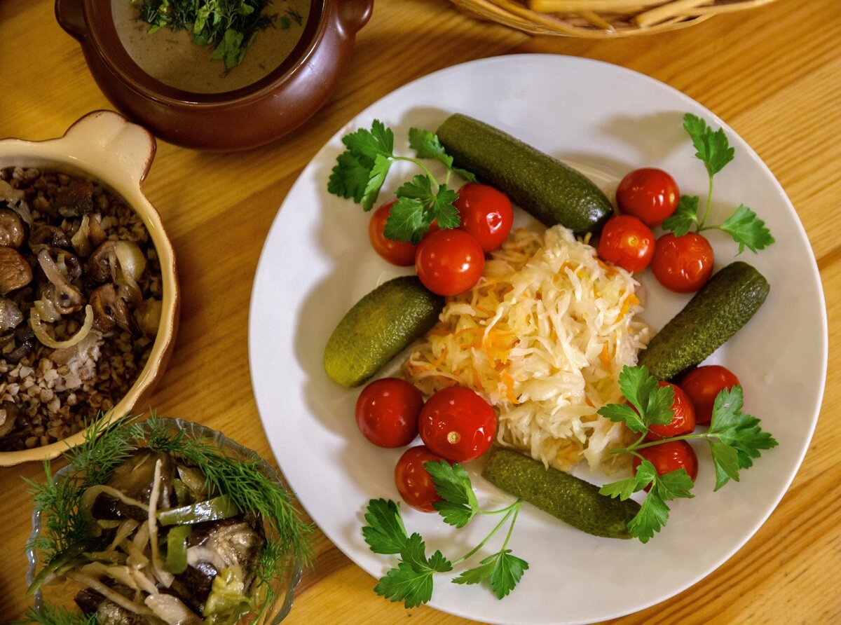 Квашеная капуста, грибы, зелень - кладезь полезного