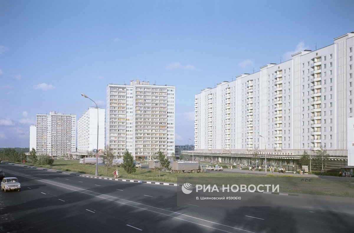 Здание, в котором находился универмаг "Минск" (правее), 1974. Автор фото: В. Шияновский. Риа Новости.