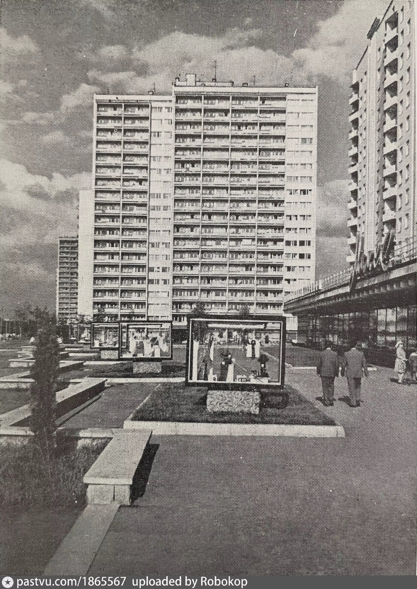 Стеклянные короба (витрины) около универмага "Минск", 1972. С сайта www.pastvu.com.