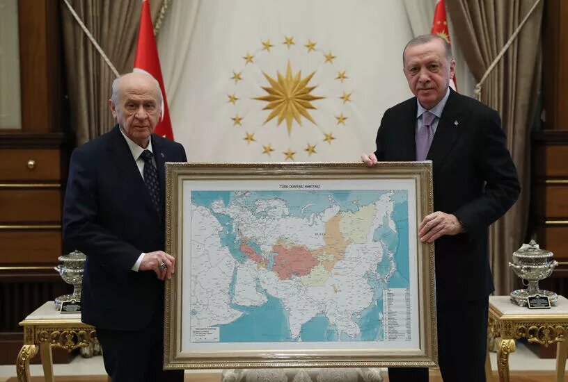 Лидер партии ПНД Бахчели подарил Эрдогану карту "тюркского мира" с Сибирью
