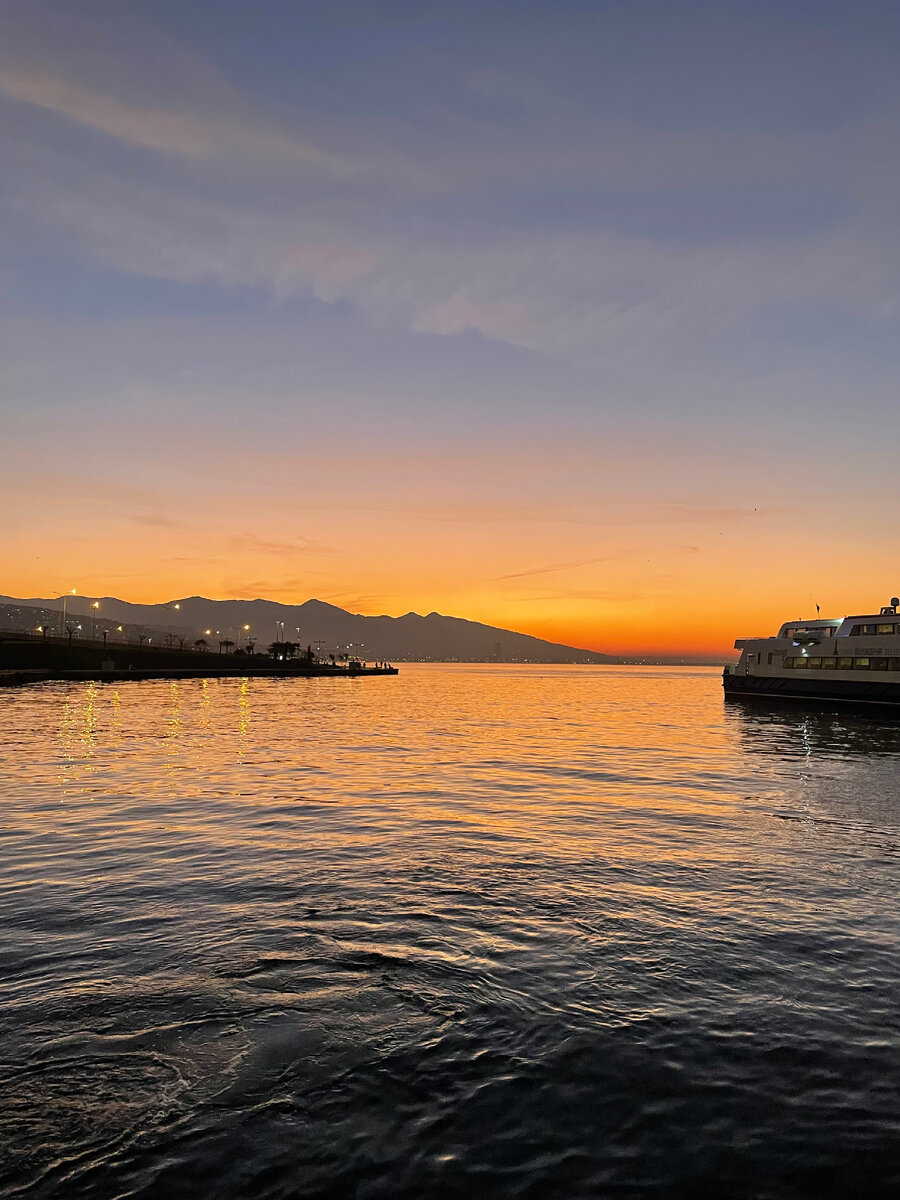 Закат на набережной города