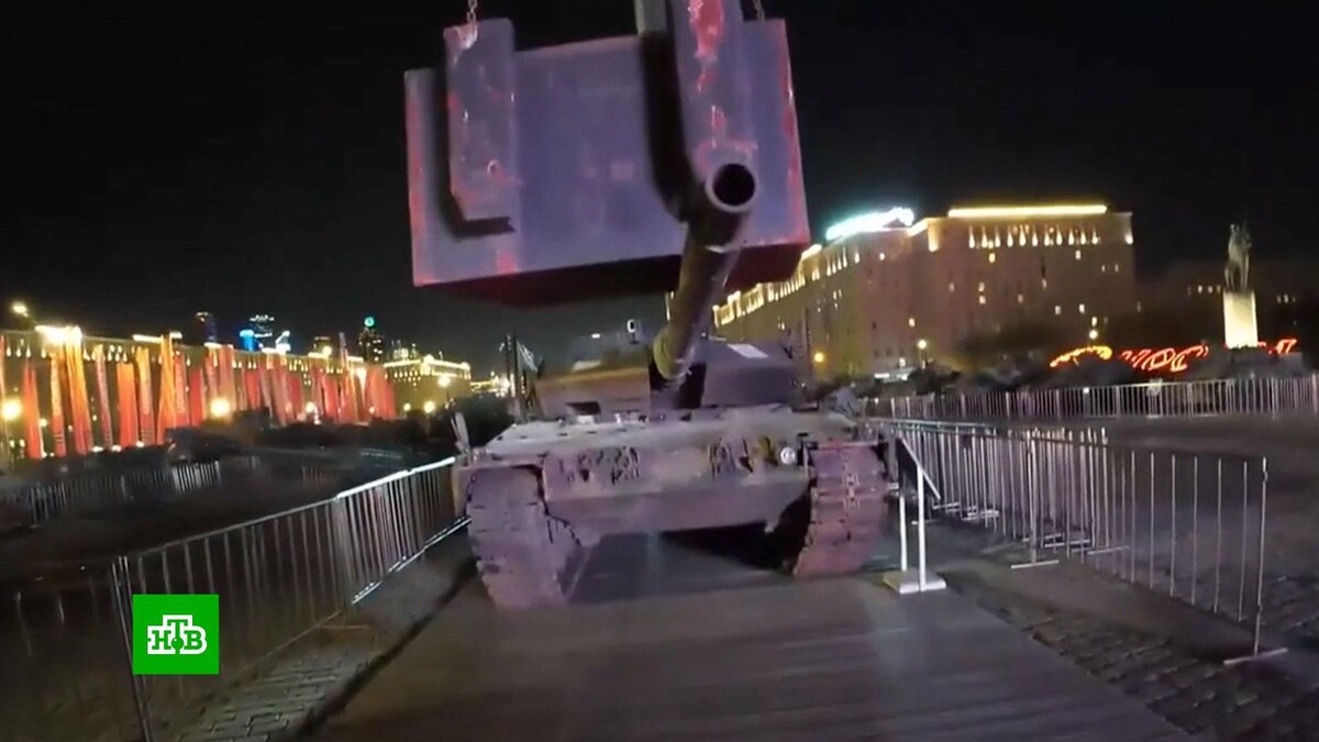    Побежденный: трофейному танку Leopard опустили ствол на Поклонной горе