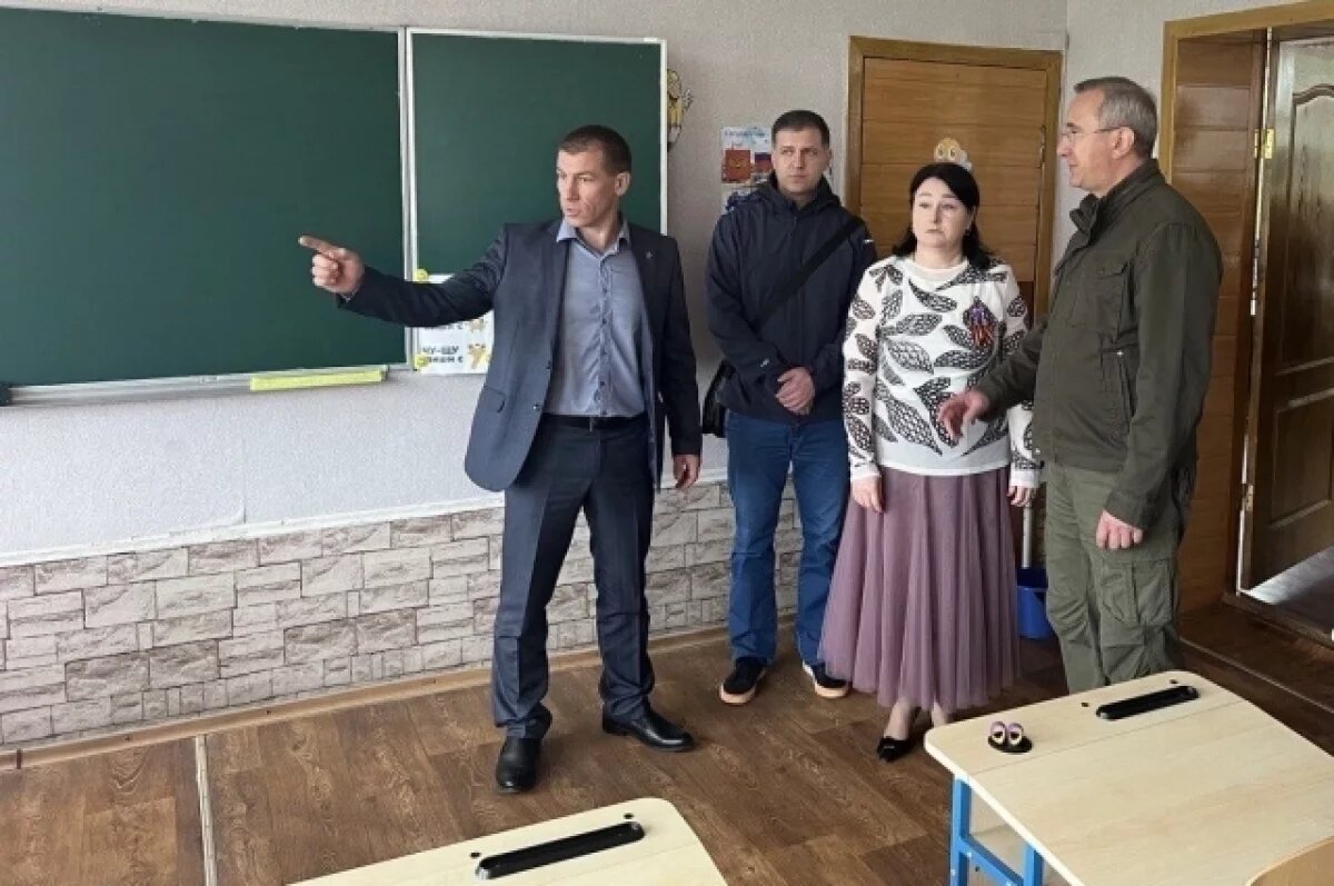    Губернатор Калужской области подарил школе Золотого книги о Калуге