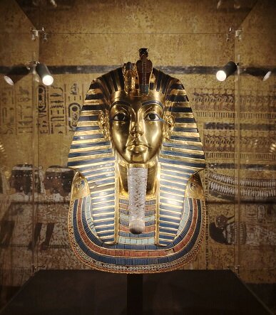 Это копия погребальной маски Тутанхамона с выставки Россия. Оригинал из Каирского музея в своём архиве, к сожалению, не смогла отыскать. Оказывается, съёмка там категорически запрещена. 