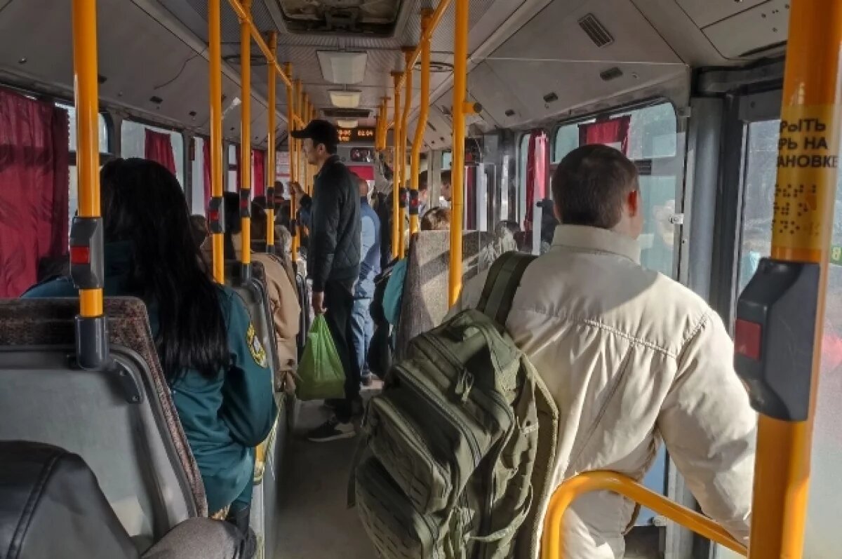    Младенец выпал из коляски и получил травмы в автобусе Петербурга