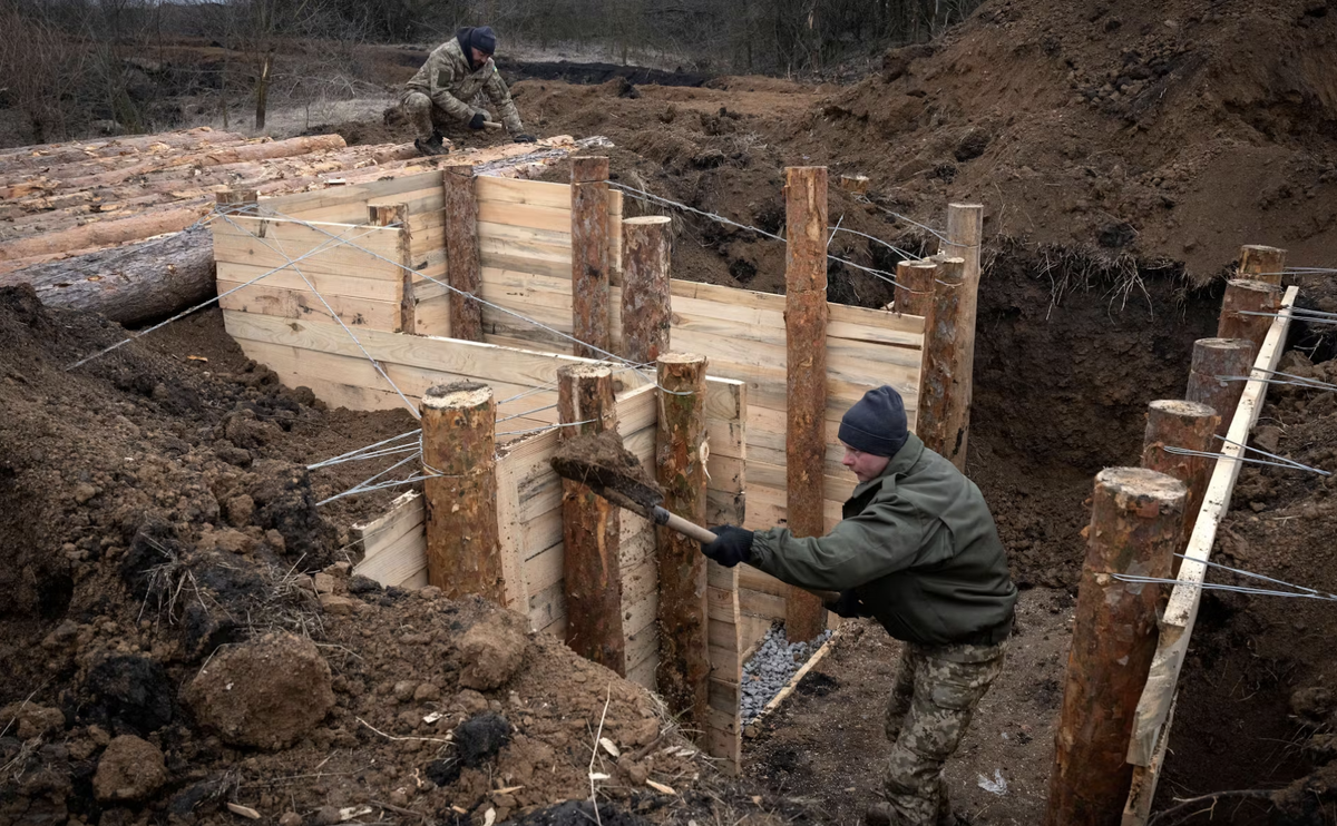 Украинцы строят окопы и несколько линий обороны в войне против России © Ефрем Лукацкий/AP