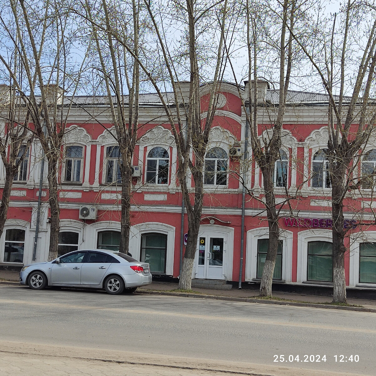  Старинные особняки теснят современные постройки, от здания областного драмтеатра начинается наш Арбат- пешеходная улица в историческом центре, любимая горожанами.